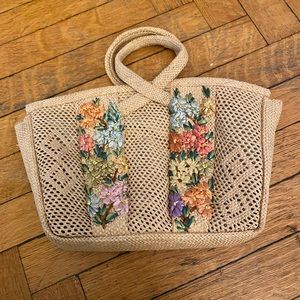 Adorable vintage straw flower bag 🌸